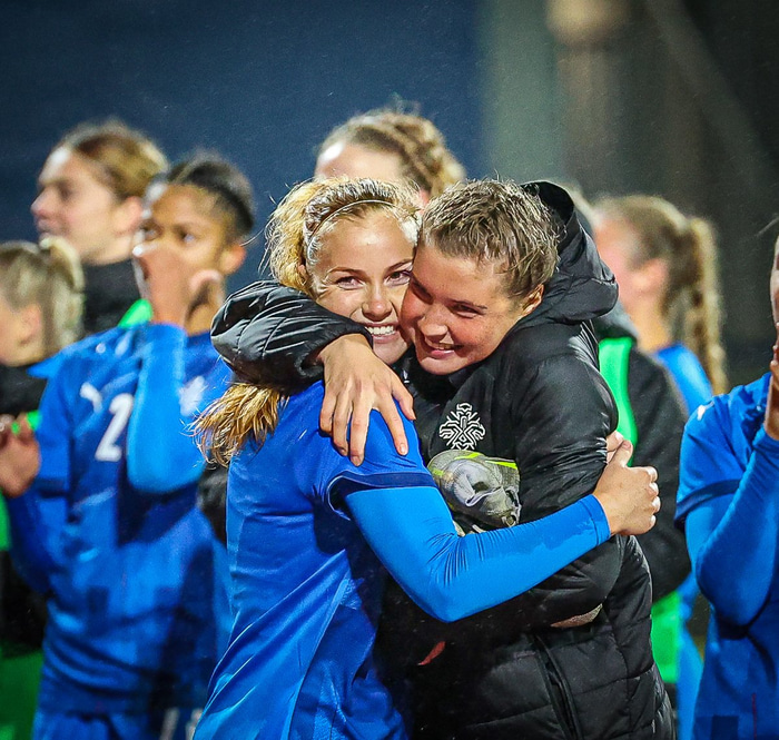 Glódís og Karólína sáttar eftir leikinn gegn Tékkum.