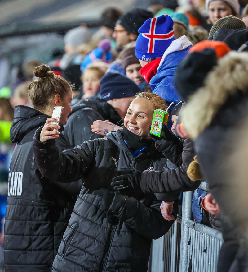 Stelpurnar með stuðningsmönnum eftir síðasta leik.