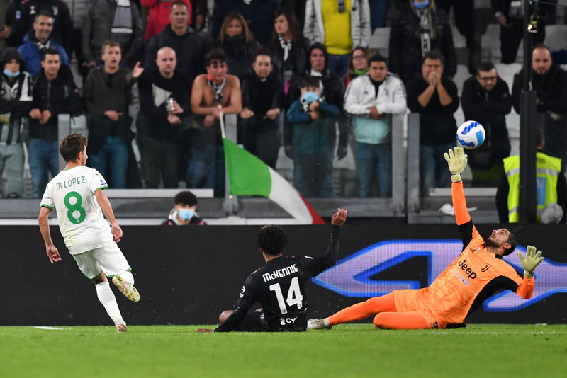 Maxime Lopez vippar hér yfir Mattia Perin