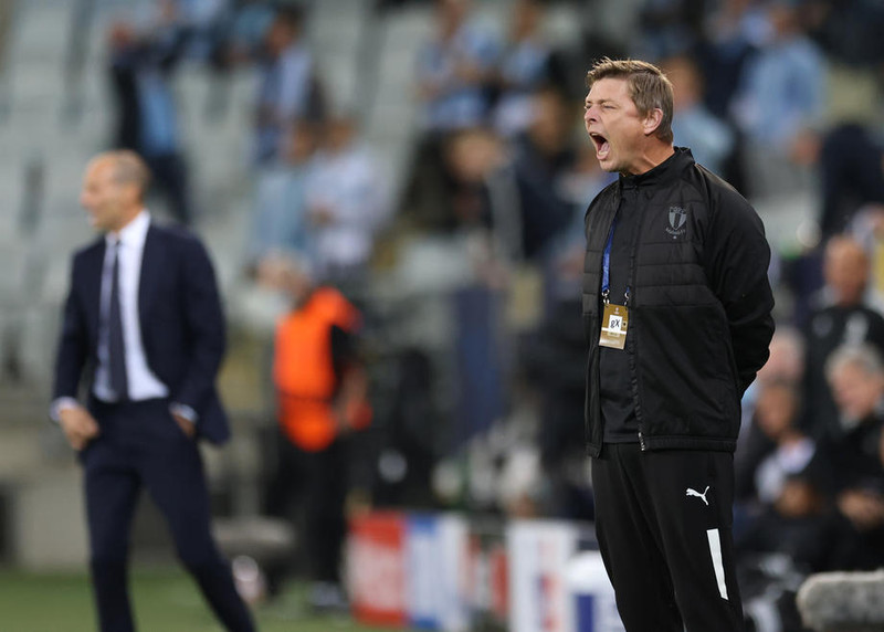 Tomasson á hliðarlínunni.