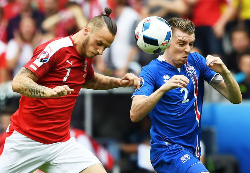 Marko Arnautovic og Birkir Már í baráttunni á EM 2016