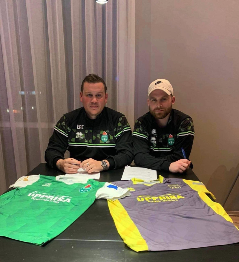 Eiríkur Raphael Elvy og Hrannar Bogi Jónsson við undirskrift í kvöld
