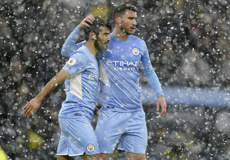 Gundogan fagnar í snjókomunni.
