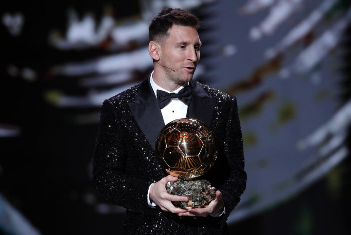 Messi með gullknöttinn.