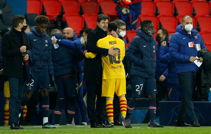 Lionel Messi faðmar Pochettino.