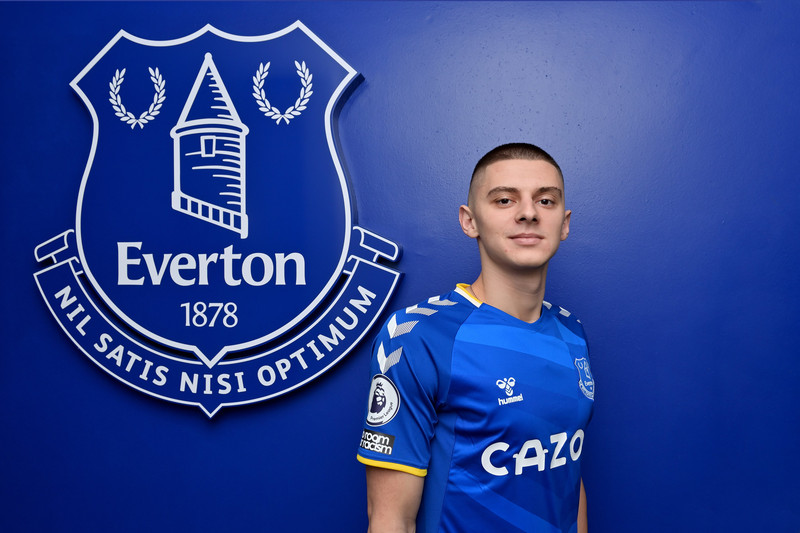 <b>Vinstri bakvörður: Vitalii Mykolenko (Everton)</b> - Skoraði mark í góðum sigri og er orðinn virkilega flottur bakvörður undir leiðsögn David Moyes. Hann virkaði stundum stressaður undir stjórn Sean Dyche en hefur verið stórkostlegur að undanförnu.