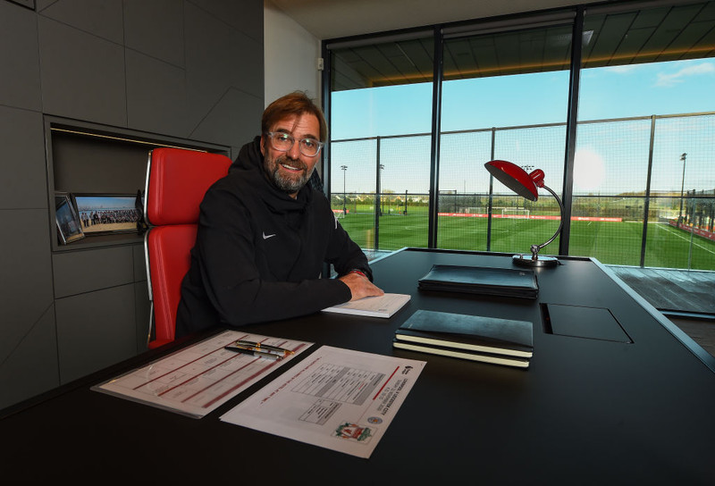 Jurgen Klopp á skrifstofu sinni við AXA æfingasvæðið.