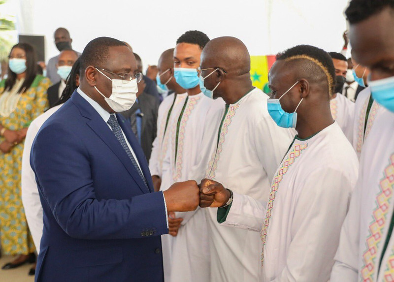 Macky Sall, forseti Senegal, heilsar Sadio Mane áður en landsliðið átti að halda til Kamerún.