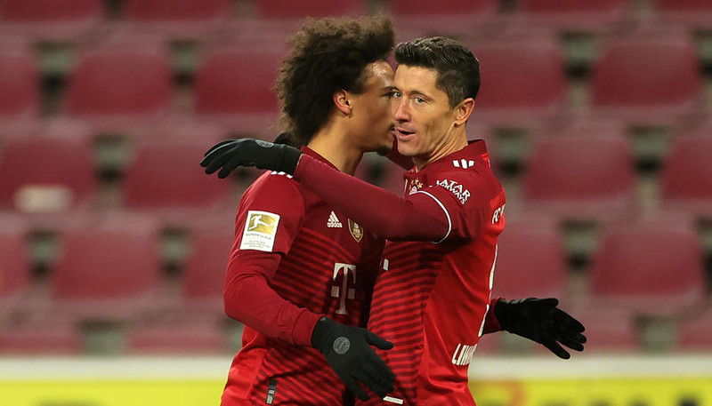 Robert Lewandowski og Leroy Sane fagna öðru marki Pólverjans í dag
