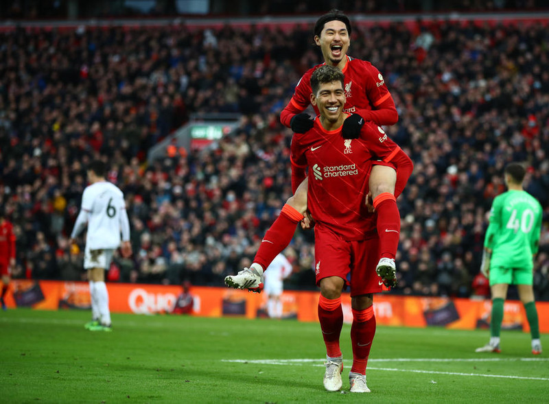 Takumi Minamino og Roberto Firmino fagna þriðja marki Liverpool