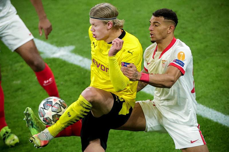 Diego Carlos í baráttunni við Erling Haaland
