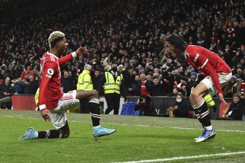 Marcus Rashford og Edinson Cavani fagna sigurmarkinu