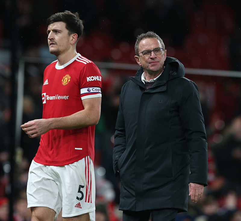 Harry Maguire verður áfram hjá Man Utd en gæti misst fyrirliðabandið