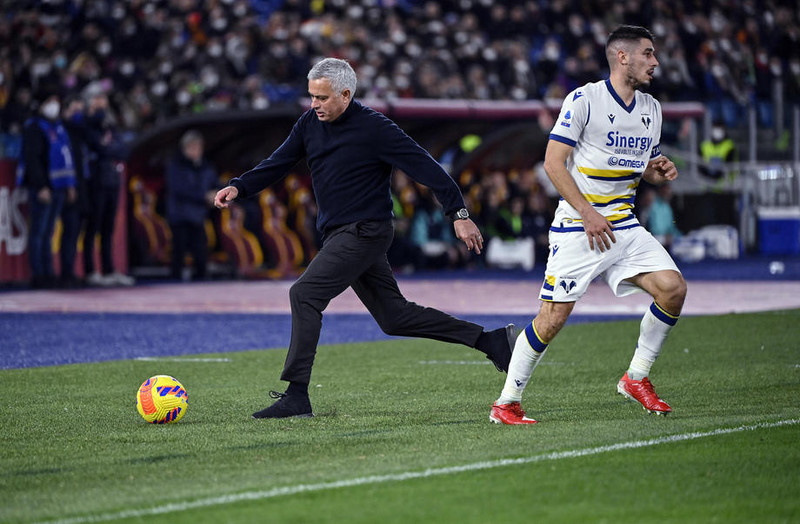 Umboðsmaður Karsdorp krefst svara frá Mourinho