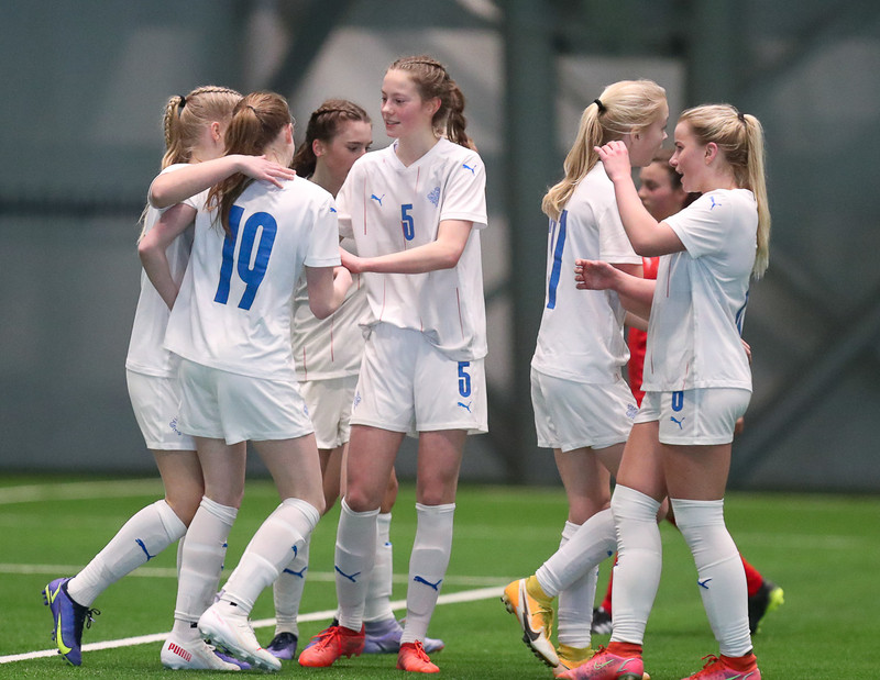 U16 landsliðið fagnar marki.