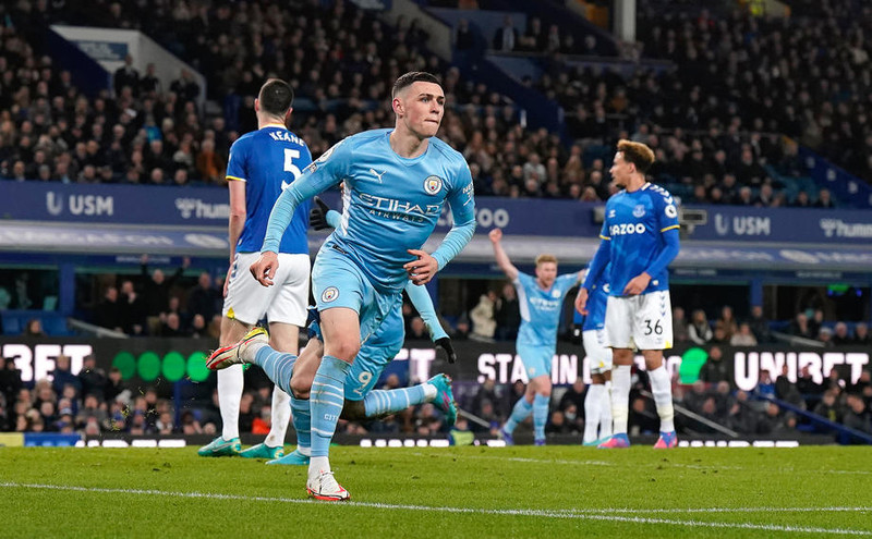 <b>Phil Foden (Man City)</b> Hann var frábær gegn Liverpool á Anfield í fyrra og þá átti maður von á enn meira frá honum. Ári seinna er Foden kominn talsvert lengra og skoraði þrennu gegn Man Utd í gær.