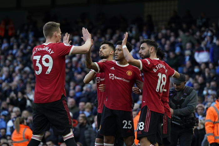 Leikmennirnir eru ekki nefndir á nafn.