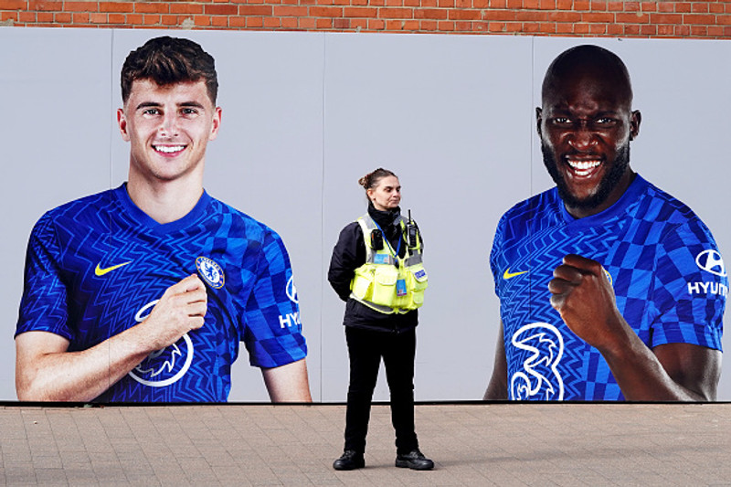 Öryggisvörður fyrir utan Stamford Bridge, heimavöll Chelsea.