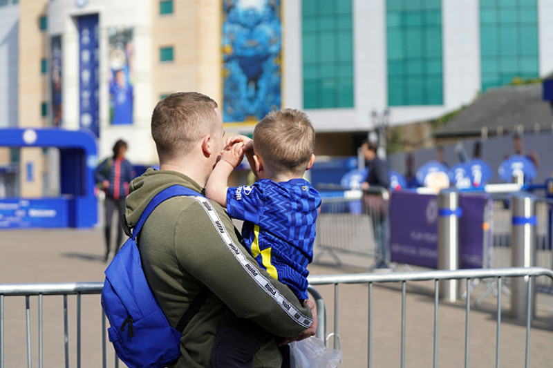 Stuðningsmaður Chelsea með syni sínum fyrir utan Stamford Bridge.