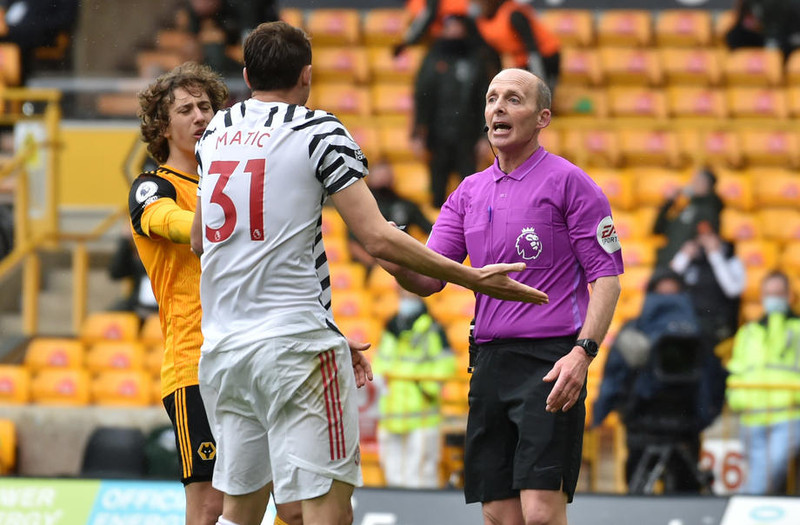 Mike Dean viðurkennir að hafa spilað leiki meðan hann dæmdi - Fær hörð viðbrögð