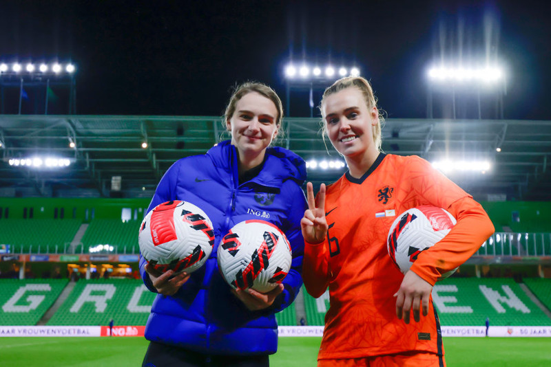 Jill Roord er til hægri á þessari mynd.