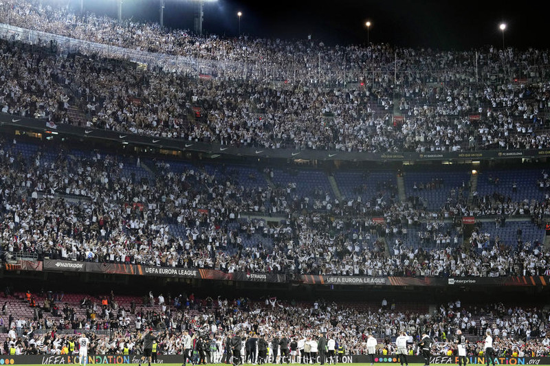 Stuðningsmenn Frankfurt tóku yfir Camp Nou í 8-liða úrslitum.