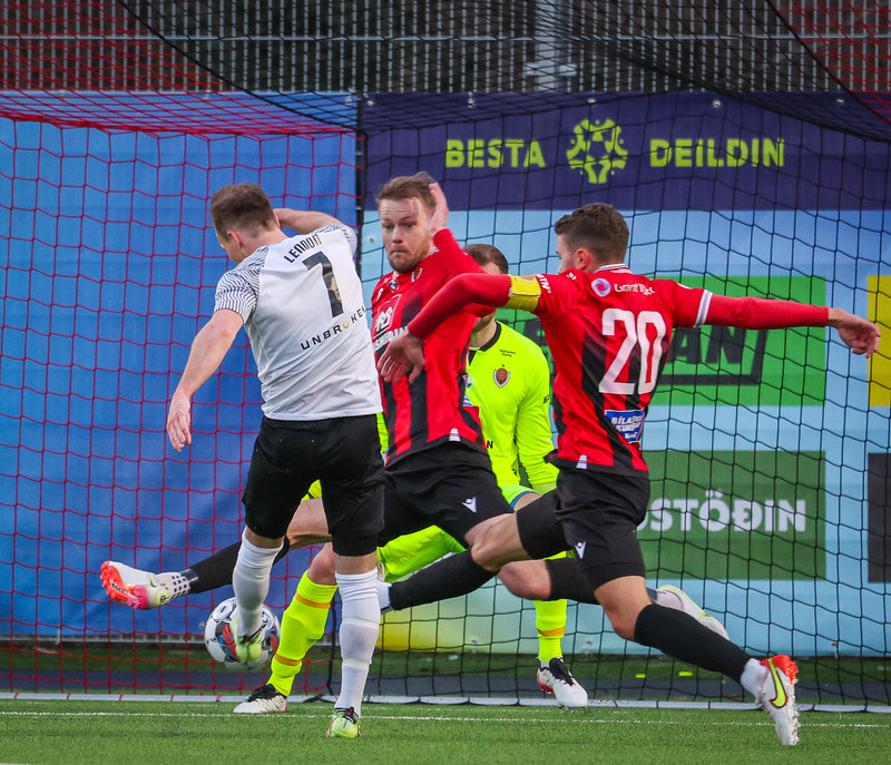 Steven Lennon tryggði FH sigur á Kára