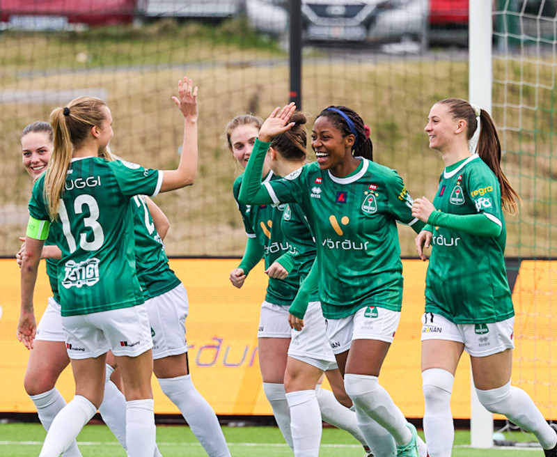 Ásta Eir og Natasha fagna marki Breiðabliks
