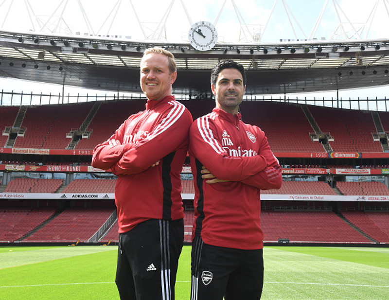 Jonas Eidevall og Mikel Arteta.