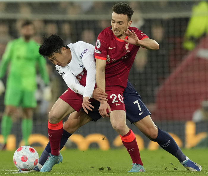 Son Heung-Min í baráttunni við Diogo Jota í leiknum