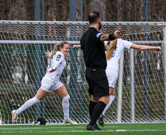 Sandra María fagnar marki sínu í gær.