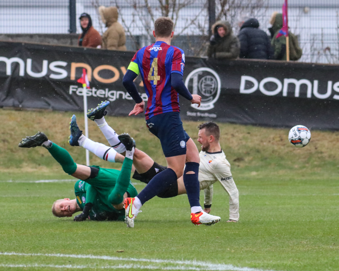 Nikolaj Hansen fellur við í teignum