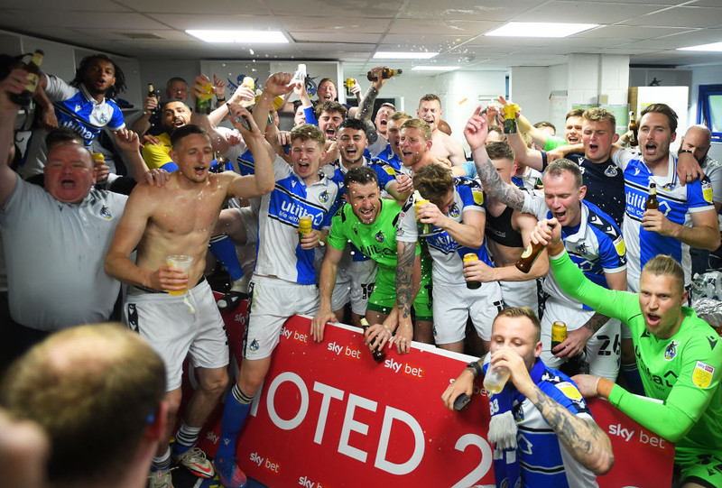 Leikmenn Bristol Rovers fögnuðu vel inn í klefa
