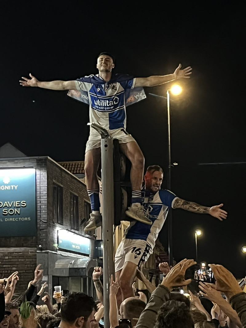 Aaron Collins í búningnum á umferðarljósinu