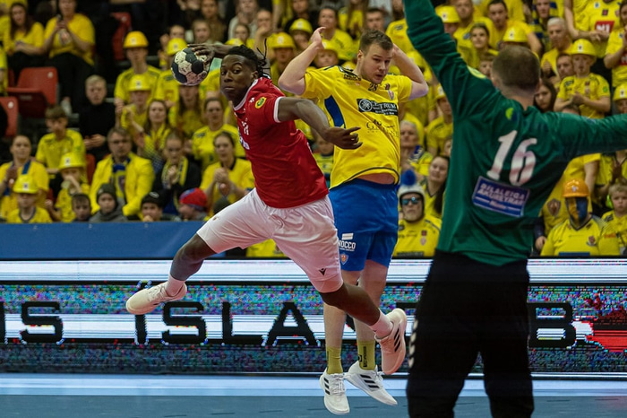 Vinstri hornamaðurinn Stiven Tobar Valencia.