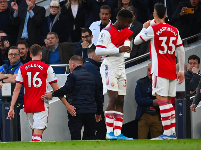 Rob Holding var rekinn af velli eftir rúman hálftíma