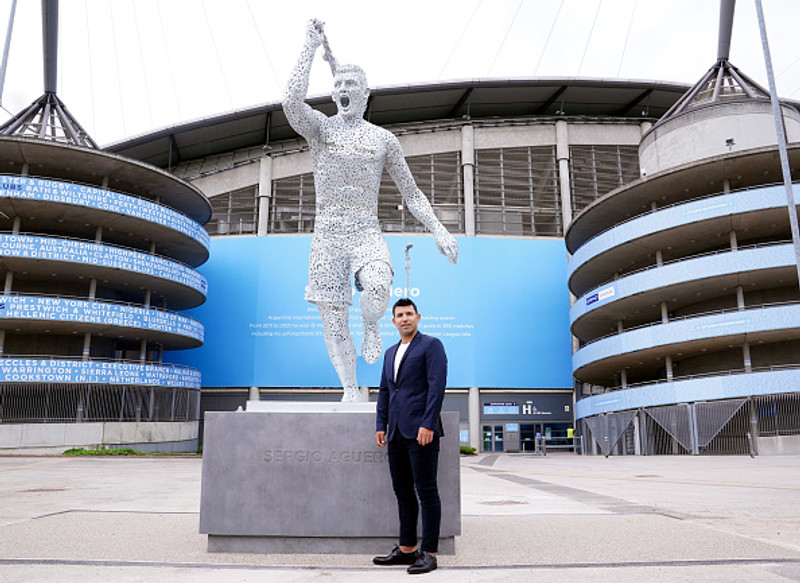 Sergio Aguero við styttuna af sjálfum sér sem er fyrir utan Etihad,