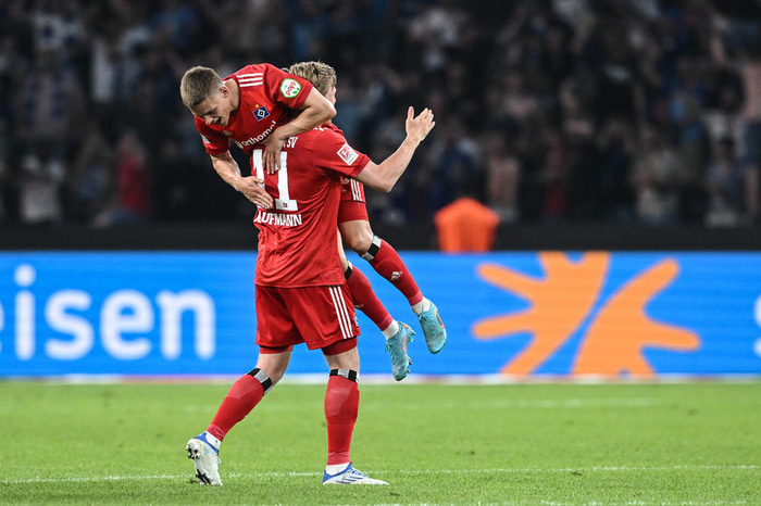 Leikmenn HSV gátu leyft sér að fagna, í bili að minnsta kosti