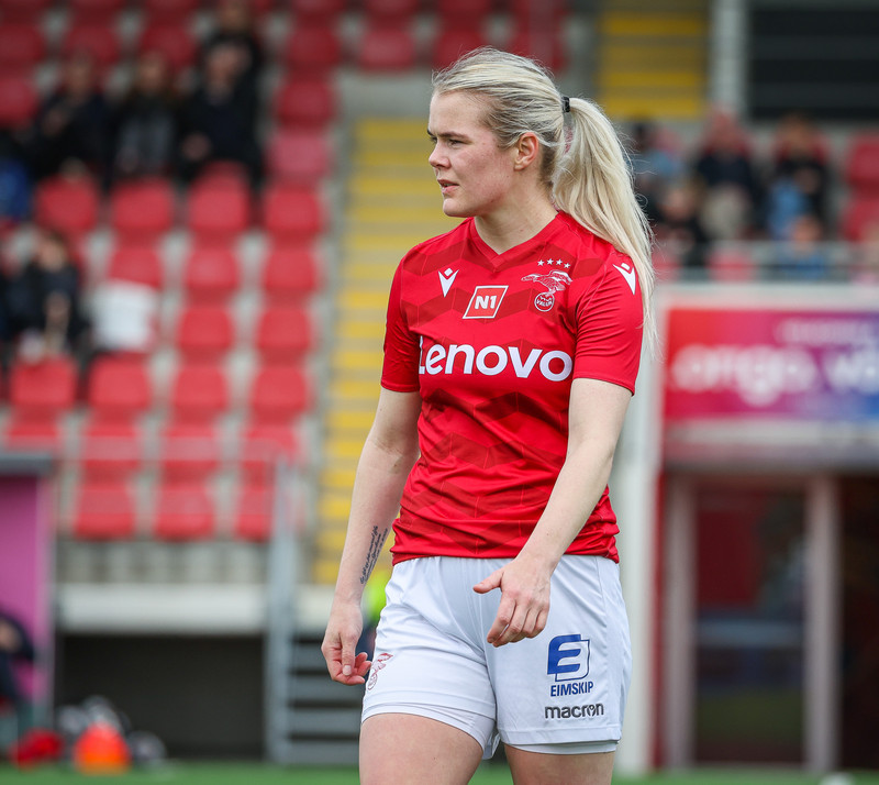 Arna Sif Ásgrímsdóttir skoraði gott skallamark
