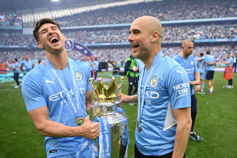 Guardiola og Stones með bikarinn