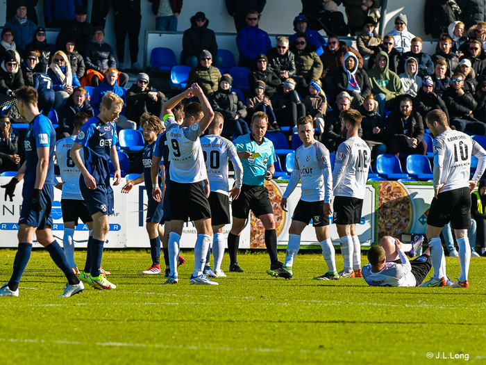 Petry liggur eftir tæklinguna frá Erni