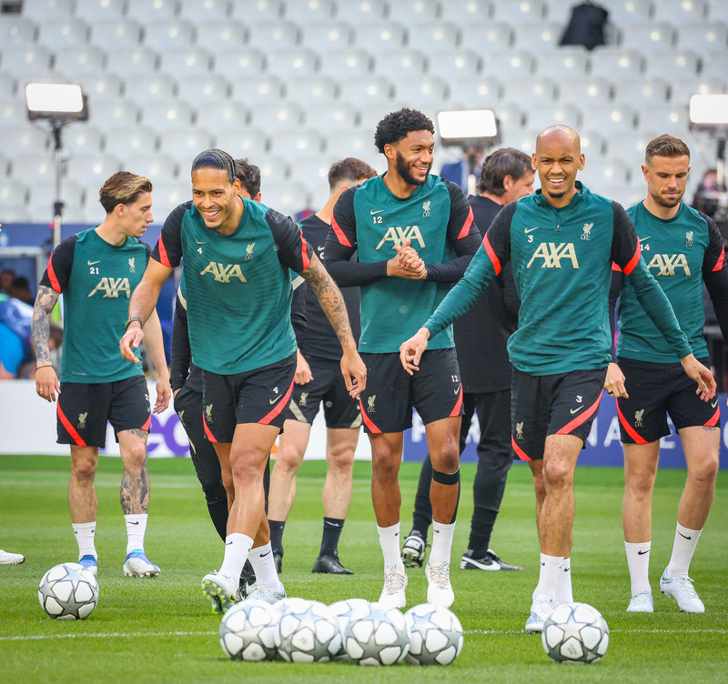 Fabinho og Henderson hægra megin á myndinni á æfingu liðsins í París í gær