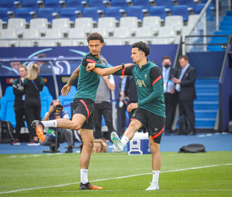 Rhys Williams og Curtis Jones.