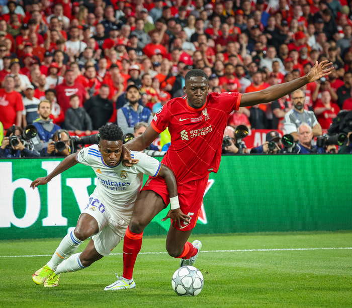 Ibrahima Konaté byrjar í hjarta varnarinnar.