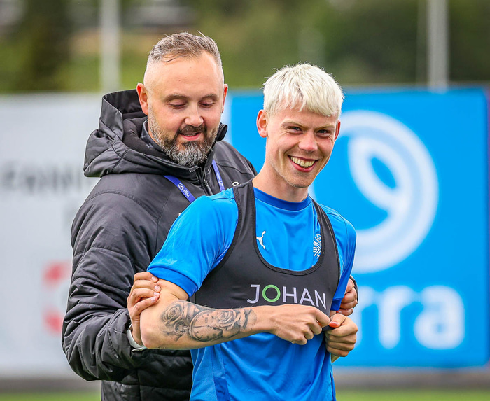 Davíð Snorri tékkar vöðvana á Ágústi Hlynssyni fyrir æfingu U21 í dag.