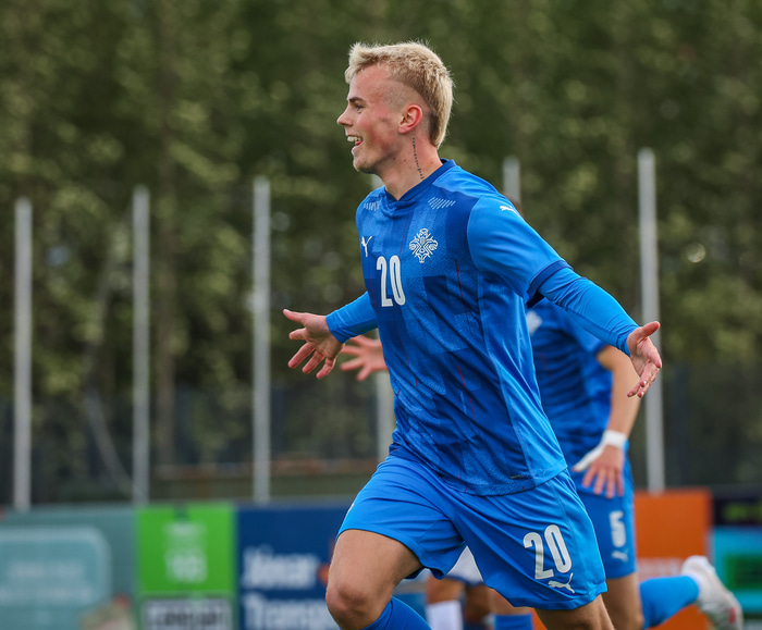 Kristall Máni fagnar marki með U21 landsliðinu.