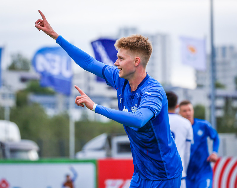 Fagnar marki með U21 landsliðinu.