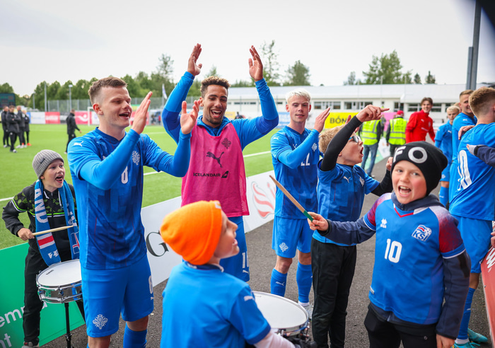 Kolbeinn, Ísak Snær og Ágúst Eðvald fagna með stuðningsmönnunum.