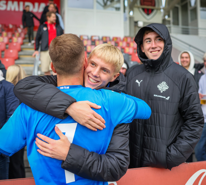 Hákon Arnar og Ísak Bergmann horfðu á U21 landsliðið tryggja sér sæti í umspilinu í júní.