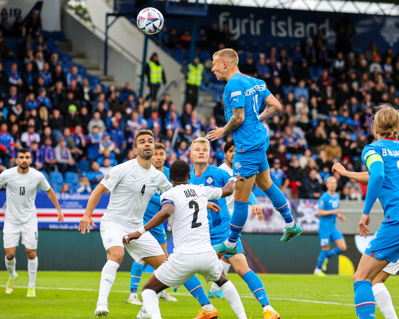 Jón Dagur stangar boltann í netið